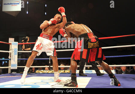 Kell Brook (links) in Aktion während seines Sieges über Lovemore N'Dou im vakanten WBA Inter-Continental Welterweight Titelfeld im Hillsborough Leisure Center, Sheffield. Stockfoto