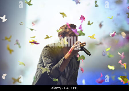 Glastonbury Festival 2011 - Samstag. Chris Martin von Coldplay tritt beim Glastonbury Music Festival auf, das auf der Worthy Farm in Pilton stattfindet. Stockfoto