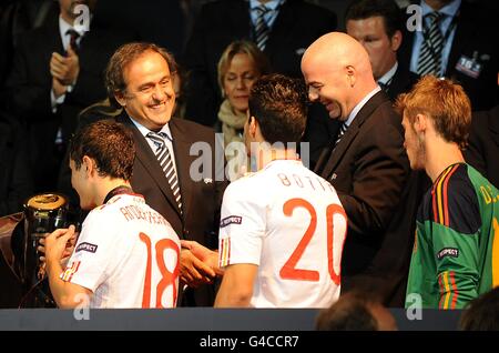 Fußball - UEFA-Uunter-21-Europameisterschaft 2011 - Finale - Schweiz - Spanien - Aarhus Stadium. UEFA-Präsident Michel Platini gratuliert dem spanischen Team nach dem Spiel Stockfoto