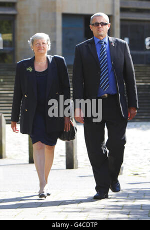 NEUÜBERTRAGUNG KORRIGIERT NAMEN Denise Le Voir (links) und ihr Bruder Ben Barnett (rechts) vor dem Winchester Crown Court nach der Verurteilung von Danilo Restivo für den Mord an ihrer Schwester Heather Barnett. Stockfoto