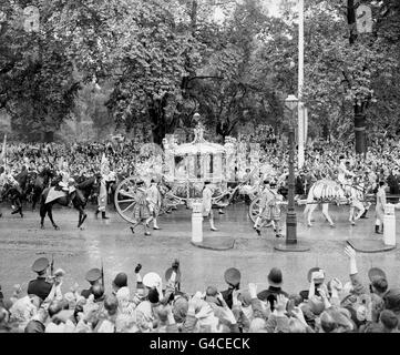 Der Staatsbus mit Königin Elizabeth II. Bei der Krönungsprozession von Westminster Abbey zum Buckingham Palace. Stockfoto