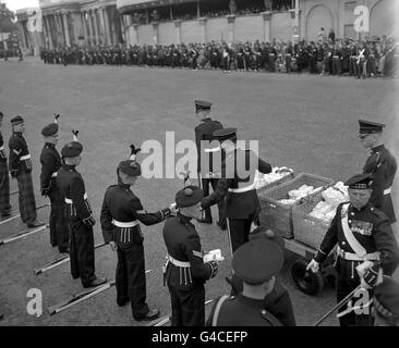 Kameronier (schottische Gewehre) erhalten am Tag der Krönung von Königin Elisabeth II. Lebensmittelpakete, bevor sie an der Prozession teilnehmen Stockfoto