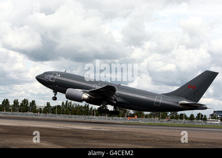 Ein Flugzeug der Royal Canadian Air Force, das den Herzog und die Herzogin von Cambridge trägt, verlässt den Londoner Flughafen Heathrow, um als Ehepaar nach Ottawa zu ihrer ersten Übersee-Tour zu reisen. Stockfoto