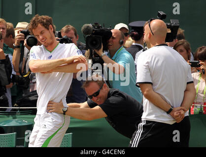 Der britische Meister Andy Murray dehnt sich während einer Trainingseinheit auf Platz 17 während des 10. Tages der Wimbledon Championships 2011 im All England Lawn Tennis und Croquet Club, Wimbledon. Stockfoto