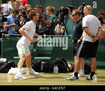 Der britische Meister Andy Murray dehnt sich während einer Trainingseinheit auf Platz 17 während des 10. Tages der Wimbledon Championships 2011 im All England Lawn Tennis und Croquet Club, Wimbledon. Stockfoto