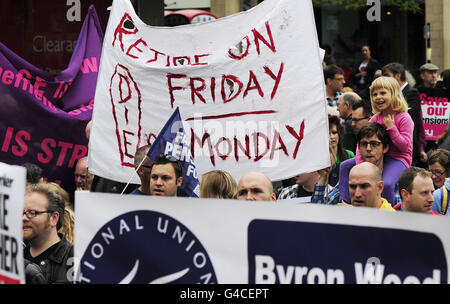 In Sheffield findet ein Protest des öffentlichen Sektors statt, als der größte Ausbruch von Industrieunruhen seit der Bildung der Koalition stattfand. Stockfoto