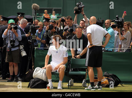 Der britische Meister Andy Murray übt am 17. Platz am 10. Tag der Wimbledon Championships 2011 im All England Lawn Tennis and Croquet Club in Wimbledon. Stockfoto