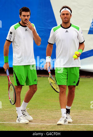 Der britische Ross Hutchins (rechts) und der Doppelpartner Colin Fleming waren während des sechsten Tages der AEGON Trophy im Nottingham Tennis Center, Nottingham, in Aktion. Stockfoto