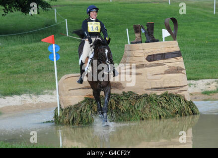 Der Britische Pippa Funnel reitet Pure Addiction in Aktion während des CCI*** Cross Country Events im Bramham International Horse Trials, Bramham Park, nahe Leeds. Stockfoto