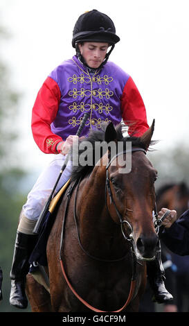 Jockey Ryan Moore reflektiert, nachdem Carlton House beim Investec Derby Festival auf der Rennbahn Epsom Downs Dritter wurde. Stockfoto