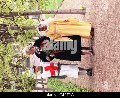 Commons-Sprecherin Betty Boothroyd flankiert von Alexander Leighton, aus East Molesey, in der Nähe von Hampton und Kiesha Lewis, aus Ealing, West-London, beide 10 Jahre alt, während einer Fotozelle in London heute Morgen (Donnerstag), wo sie einen Strauß Rosen vom Englischen Tourismusverband erhielt, um den St. George's Day zu feiern. Foto von Peter Jordan/PA. Sehen Sie sich die PA-Geschichte an Stockfoto