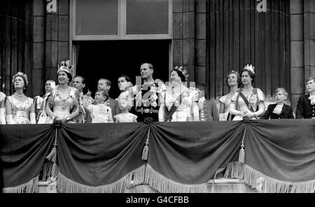 Königin Elizabeth II., Prinz Charles, Prinzessin Anne, der Herzog von Edinburgh, die Königin Mutter und Prinzessin Margaret auf dem Balkon des Buckingham Palace, um die Fliege Vergangenheit der Royal Air Force nach der Krönung zu sehen. Stockfoto