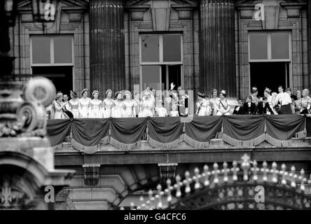 Links von der Königin sind: Die Prinzessin Royal und die sechs Krönungsmädchen der Königin; Lady Rosemary Spencer-Churchill; Lady Moira Hamilton; Lady Jane Heathcote-Drummond-Willoughby; Lady Anne Coke; lady Mary Baillie-Hamilton und Lady Jane Vane-Tempest-Stewart. Rechts vom Herzog von Edinburgh befinden sich Königin Elisabeth, die Königin der Mutter; Prinzessin Margaret; Prinz Richard von Gloucester; Prinz Wilhelm von Gloucester; die Herzogin von Kent; Prinz Michael von Kent; Prinzessin Alexandra von Kent; der Herzog von Kent; und ganz rechts, Prinzessin Alice von Athlone. Stockfoto