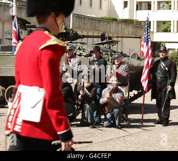 Mitglieder der Southern Skirmish Association (SoSkAn) American Civil war Re-enactment Society mit einem Soldaten der Grenadier Guards während des Startens des British Military Tournaments in den Wellington Barracks im Zentrum von London. Stockfoto