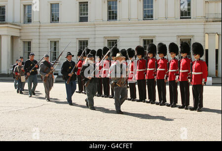 Mitglieder der Southern Skirmish Association (SoSkAn) American Civil war Re-enactment Society mit Soldaten der Grenadier Guards, während der Eröffnung des British Military Tournament in Wellington Barracks im Zentrum von London. Stockfoto