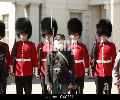 Ein Mitglied der Southern Skirmish Association (SoSkAn) American Civil war Re-enactment Society mit Soldaten der Grenadier Guards, während des Startens des British Military Tournaments in den Wellington Barracks im Zentrum von London. Stockfoto