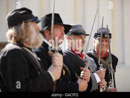 Mitglieder der American Civil war Re-enactment Society (SoSkAn) der Southern Skirmish Association (SoSkAn), die sich bei der Eröffnung des British Military Tournaments in den Wellington Barracks im Zentrum von London mit Soldaten der Grenadier Guards zusammenschlossen. Stockfoto