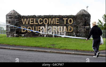 Die Polizei versiegelt ein Gebiet im Doury Road Estate in Ballymena, Co Antrim, da sich ein Mann in einem kritischen Zustand im Krankenhaus befindet, nachdem er letzte Nacht wiederholt um den Kopf geschlagen wurde. Stockfoto