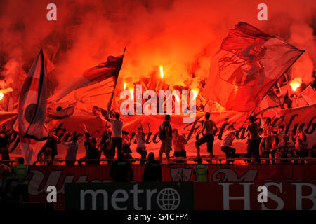 Fußball - Ligue 1 - AS Monaco / Olympique Lyonnais - Stade Louis II. ALS Monaco Fans Licht Fackeln in den Tribünen Stockfoto