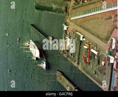 Die Royal Yacht Britannia kam heute (Dienstag) an Leith Docks an, nachdem sie von Portsmouth zu ihrem neuen Zuhause in Edinburgh geschleppt wurde. Foto von David Cheskin/PA. Stockfoto