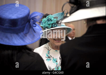 Königin Elizabeth II. Spricht mit Mitgliedern der Welsh Assembly im Wales Millennium Centre in Cardiff. Stockfoto