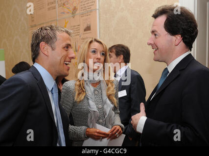 Kanzler George Osborne (rechts) mit dem Everton-Fußballer Phil Neville und seiner Frau Julie bei einer Veranstaltung, bei der Geld für das Royal Manchester Children's Hospital in der Downing Street 11 in London aufgetreiben wurde. Stockfoto