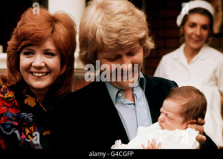 Popsängerin Cilla Black und ihr Manager und Ehemann Bobby Willis und ihr 10-tägiges Baby auf Robert John Willis verlassen die Avenue-Klinik in St. Johns Wood, London. * 29/7/99: Herr Willis, jetzt 57 Jahre alt, befindet sich in einem nicht offenbarten Krankenhaus mit Leber- und Lungenkrebs. 23/10/1999: Herr Willis stirbt an Krebs. Stockfoto