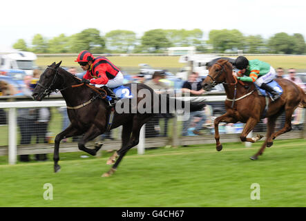 Hal of A Lover und Jockey Silvestre De Sousa (links) gewinnen das rotalla Tires Handicap auf der Beverley Racecourse. Stockfoto