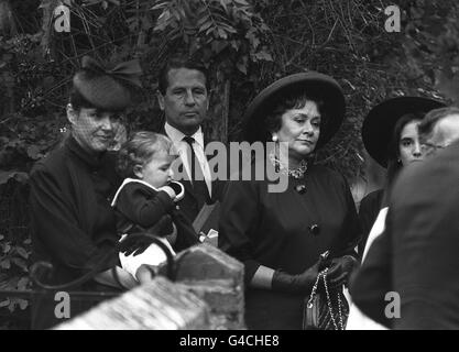 PA NEWS PHOTO 14/7/89 DIE SCHAUSPIELERIN WITWE JOAN PLOWRIGHT VERLIESS DIE KIRCHE IN ASHURST, SUSSEX NACH DEM TRAUERDIENST IHRES MANNES LORD OLIVIER. LINKS AUF DEM BILD IST DIE SCHWIEGERTOCHTER SHELLEY, DIE FRAU IHRES SOHNES RICHARD, DIE IHREN EINJÄHRIGEN SOHN TROILUS HÄLT Stockfoto