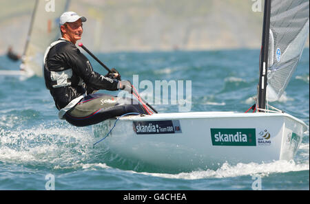 Giles Scott, der mit dem dreifachen olympischen Goldmedaillengewinner Ben Ainslie um einen Platz in London 2012 konkurriert, in Aktion in seinem Finn-Schlauchboot während des dritten Tages der Skandia Sail for Gold Regatta in Dorset. Stockfoto