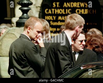 PA NEWS PHOTO 29/4/98 Rockstar, Sting bei der Beerdigung seiner Großmutter, Agnes Sumner, in der katholischen Kirche St. Andrews in seiner Heimatstadt Newcastle heute (Mittwoch). Foto von Owen Humphreys/PA. Stockfoto
