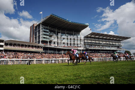 Pferderennen - Juni-Treffen - Macmillan Charity Raceday - York Racecourse. Swiss Spirit von Ryan Moore gewinnt die Reg Griffin Appreciation EBF Maiden Stakes während des Juni Meetings auf der York Racecourse, York. Stockfoto