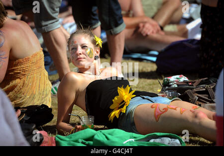 Ein Festivalbesucher genießt das heiße Wetter am zweiten Tag des Isle of Wight Festivals. Stockfoto