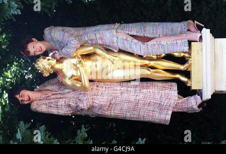 Models posieren heute (Montag) neben einer goldenen Statue im Chanel Garden auf der Chelsea Flower Show in London. Foto von Suzanne Hubbard. Stockfoto