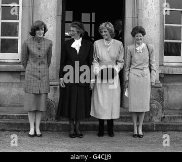 Bibliotheksdatei vom 12/11/87 von Diana, Prinzessin von Wales (zweite von rechts) mit ihren beiden Schwestern, Lady Jane Fellows (ganz links) und Lady Sarah McCorquodale (ganz rechts) mit ihrer alten Schulleiterin Ruth Rudge, auf den Stufen der West Heath School in Sevenoaks bei Kent bei einem nostalgischen Besuch. Siehe PA Geschichte DIANA Schule. Foto von Ron Bell/PA *nur schwarz & weiß erhältlich* Stockfoto