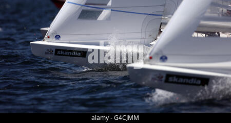 Skandia-Logo auf den Bögen von Star Boats am sechsten Tag der Skandia Sail for Gold Regatta in Weymouth, Dorset. Stockfoto