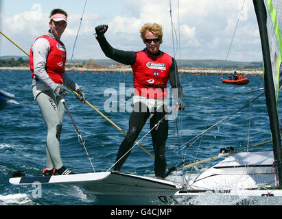 Segeln - Skandia Segeln Sie zur Gold Regatta - Tag sechs. Die 49er Segler Großbritanniens, Stevie Morrisn und Ben Rhodes (rechts), waren am sechsten Tag der Skandia Sail for Gold Regatta in Weymouth, Dorset. Stockfoto