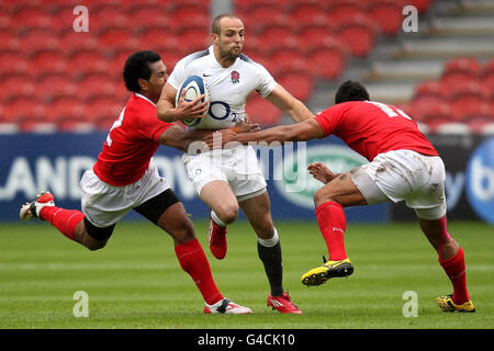 Rugby Union - Churchill Cup - England Sachsen / Tonga - Kingsholm. Charlie Sharples von England Saxon schneidet während des Churchill-Cup-Spiels in Kingsholm, Gloucester, zwischen Tonga's Sione Fonua und Suka Hufanga. Stockfoto