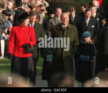 PA NEWS PHOTO 25/12/96 MITGLIEDER DER KÖNIGLICHEN FAMILIE GEHEN ZUR SANDRINGHAM CHURCH FÜR DEN TRADITIONELLEN WEIHNACHTSVORMITTAGSDIENST. VON LINKS NACH RECHTS PRINZESSIN ROYAL, HERZOG VON YORK, PRINZESSIN EUGENIE (VERSTECKT) HERZOG VON EDINBURGH UND PRINZESSIN BEATRICE Stockfoto