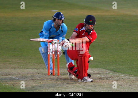 Cricket - Friends Life Twenty20 - North Group - Derbyshire Falcons / Lancashire Lightning - County Ground. Tom Smith von Lancashire Lightning in der Schlagaktion Stockfoto