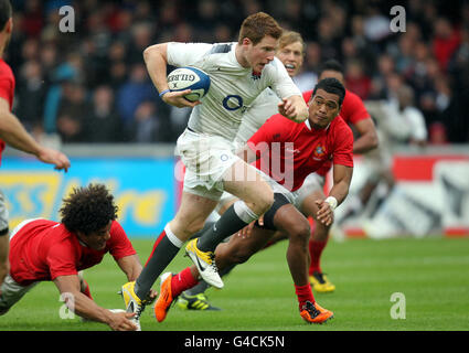 Rugby Union - Churchill Cup - England Sachsen / Tonga - Kingsholm. Rory Clegg von England Saxon durchbricht die Tonga-Verteidigung während des Churchill-Cup-Spiels in Kingsholm, Gloucester. Stockfoto