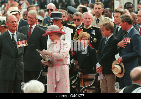 DER PRINZ UND DIE PRINZESSIN VON WALES MIT DEN SÖHNEN PRINZ WILLIAM UND HARRY NEHMEN AN DEN GEDENKFEIERN DES VJ-TAGES IM BUCKINGHAM PALACE MIT DER KÖNIGIN, DEM HERZOG VON EDINBURGH UND PREMIERMINISTER JOHN MAJOR TEIL Stockfoto