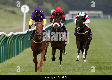 L-R: Jockey Kelly Harrison Errigal Lad, Patrick Mathers on Lees Anthem und Catherine Gannon auf Bermondsey Bob während der Wette auf Toteplacepot bei totesport.com Handicap Stockfoto