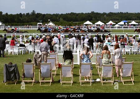 Racegoers beobachten die letzten Etappen des King's Stand Stakes am ersten Tag des Royal Ascot Meeting 2011. Stockfoto