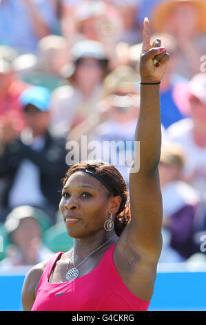 Die US-Amerikanerin Serena Williams feiert den Sieg in ihrem Spiel gegen Tsvetana Pironkova während des AEGON International im Devonshire Park, Eastbourne. Stockfoto