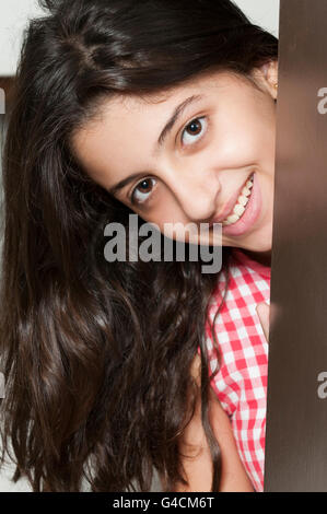 Schönes glückliches Mädchen spähen Stockfoto