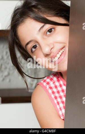Schönes glückliches Mädchen spähen Stockfoto