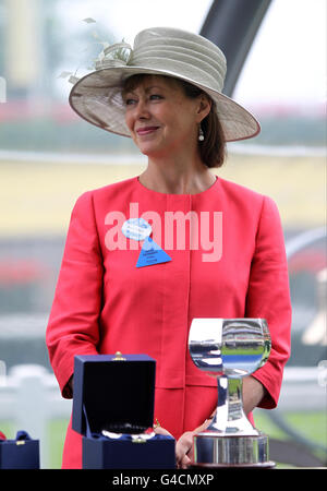 Schauspielerin Jenny Agutter erwartet die Medaillenübergabe für die Albany Stakes am vierten Tag des Royal Ascot Meetings auf der Ascot Racecourse, Berkshire. Stockfoto