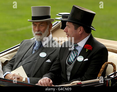 Prinz Michael von Kent (links) mit Edward Young LVO Stellvertretender Privatsekretär von Königin Elizabeth II. Am vierten Tag des Royal Ascot Meetings in Ascot Racecourse, Berkshire. Stockfoto