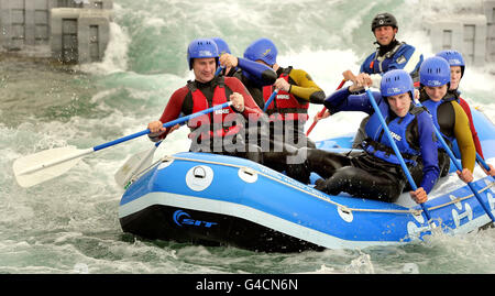 Jeremy Hunt (links), Staatssekretär für Kultur, Olympische Spiele, Medien und Sport, fährt mit einem aufblasbaren Floß das Lee Valley White Water Center in Hertfordshire hinunter, das 2012 Austragungsort der Olympischen Spiele sein wird. Stockfoto